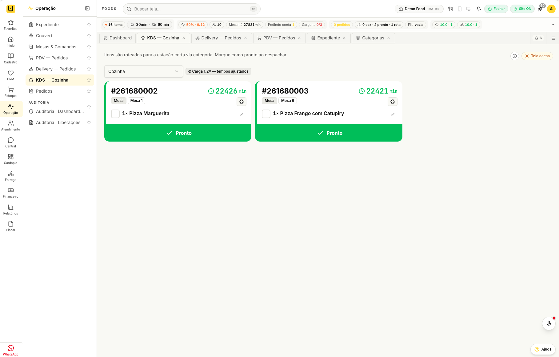 Tela de cozinha (KDS) da udiFoods com os pedidos em preparo e o botão de marcar como pronto